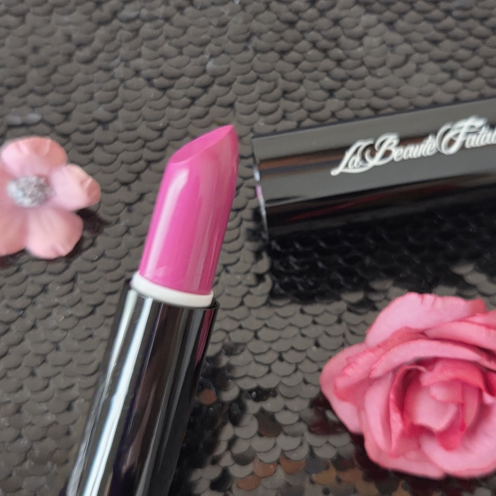 VIBRATE 💓 La Beaute Fatale Lipstick NWT - Picture 4 of 4